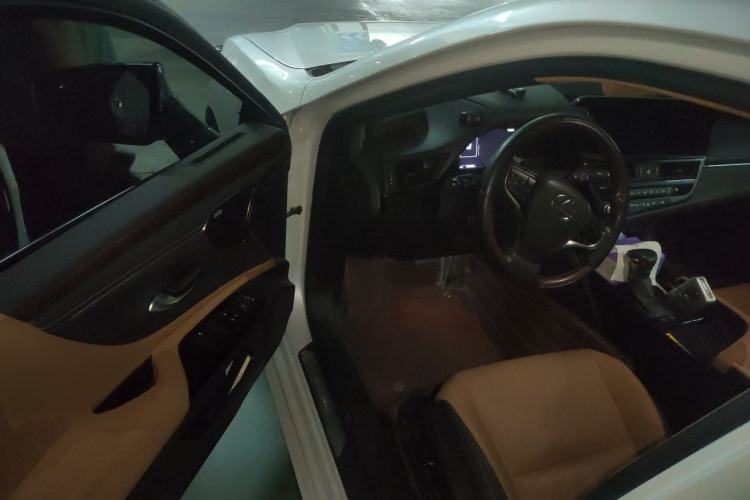 Used Lexus ES 2023 200 Luxury Edition Driver Seat