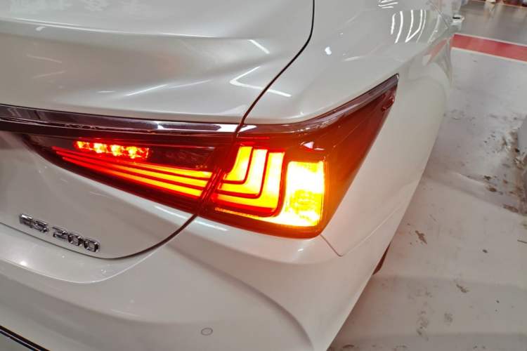 Used Lexus ES 2023 200 Excellence Edition Exterior 3