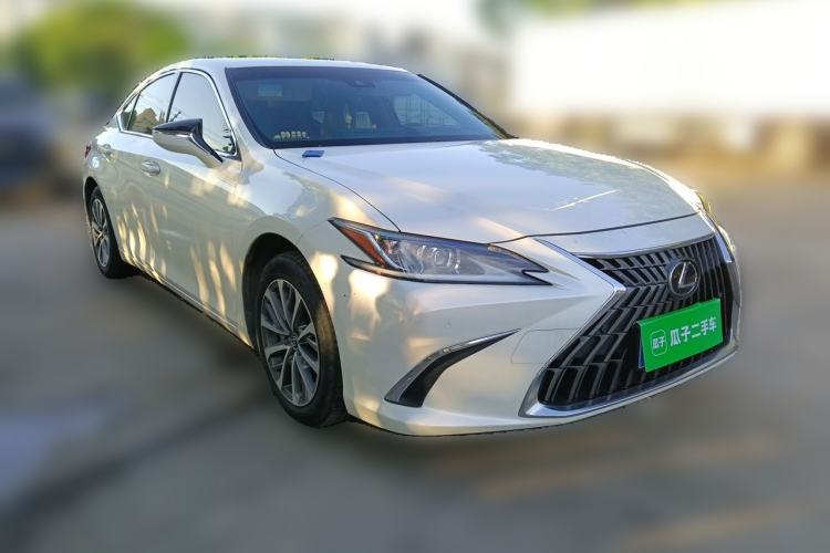 Used Lexus ES 2023 200 Excellence Edition Front Right 45 Deg