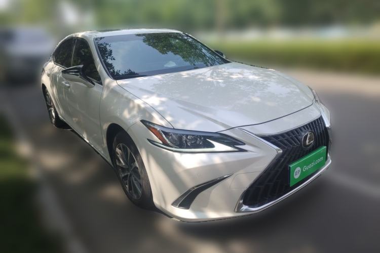 Used Lexus ES 2023 200 Excellence Edition Front Right 45 Deg