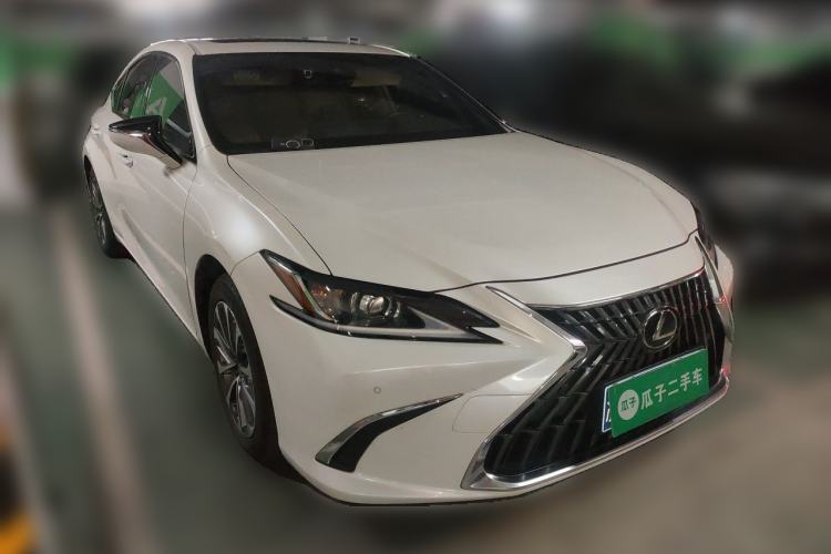 Used Lexus ES 2023 200 Luxury Edition Front Right 45 Deg
