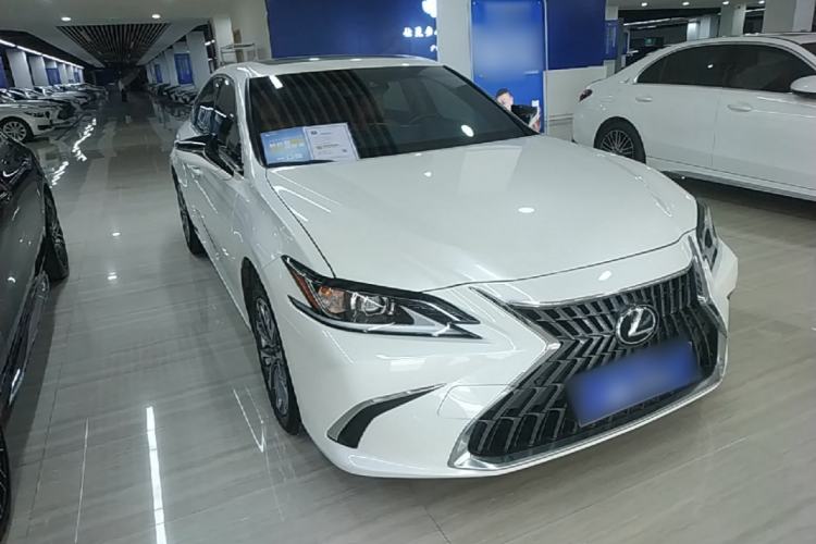 Used Lexus ES 2023 200 Excellence Edition Front Right 45 Deg