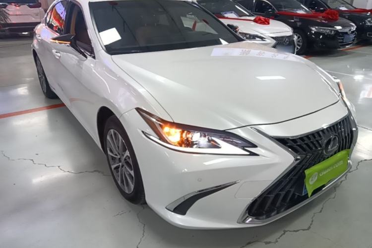 Used Lexus ES 2023 200 Excellence Edition Front Right 45 Deg