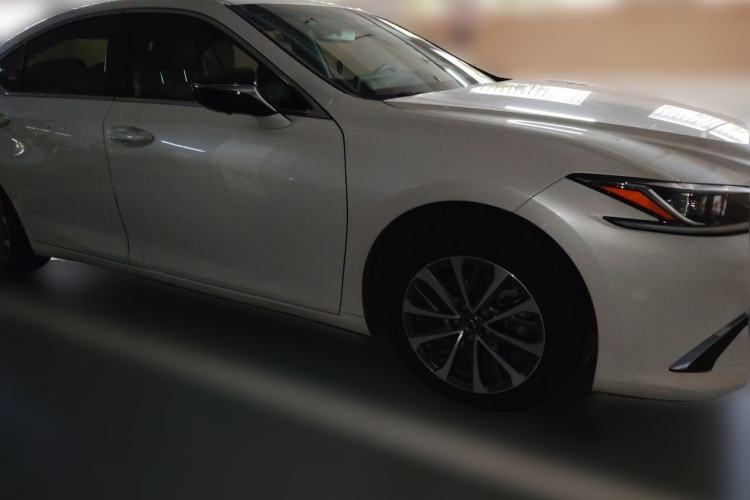 Used Lexus ES 2023 200 Excellence Edition Front Right 45 Deg