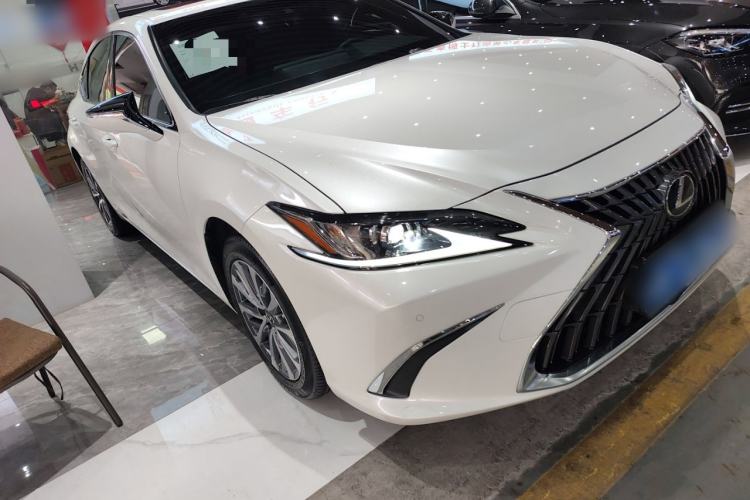 Used Lexus ES 2023 200 Excellence Edition Front Right 45 Deg