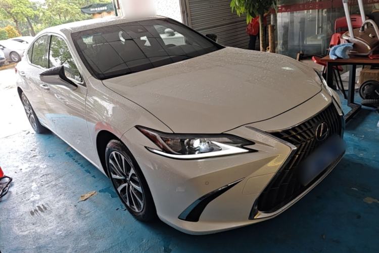 Used Lexus ES 2023 200 Excellence Edition Front Right 45 Deg