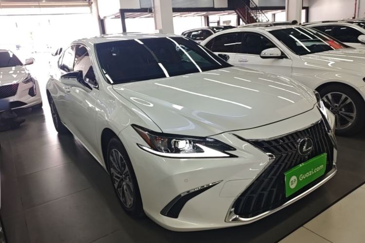 Used Lexus ES 2023 200 Excellence Edition Front Right 45 Deg
