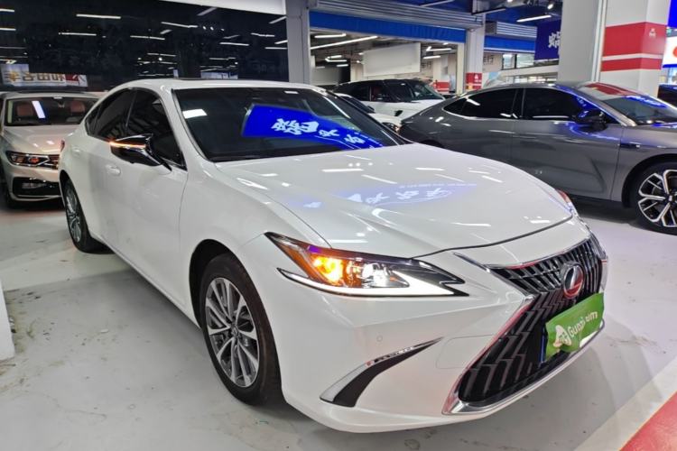 Used Lexus ES 2023 200 Excellence Edition Front Right 45 Deg