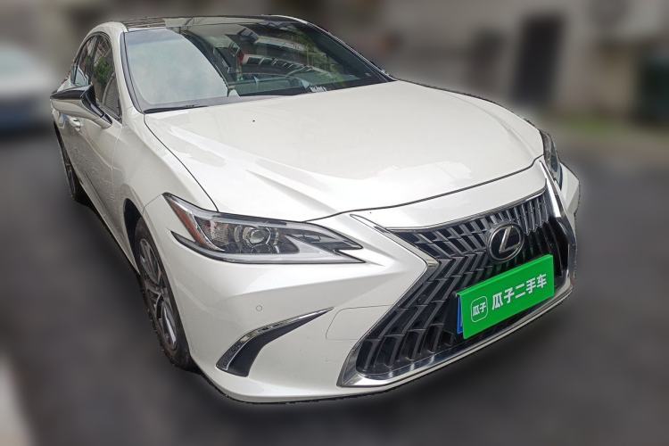 Used Lexus ES 2023 200 Excellence Edition Front Right 45 Deg