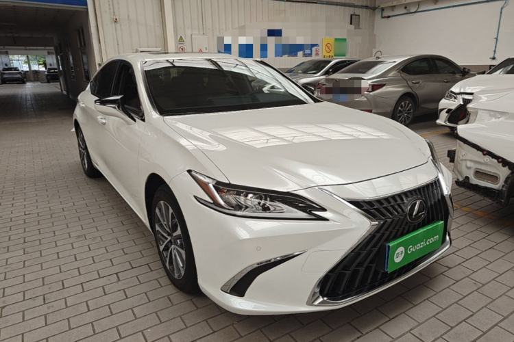 Used Lexus ES 2023 200 Excellence Edition Front Right 45 Deg