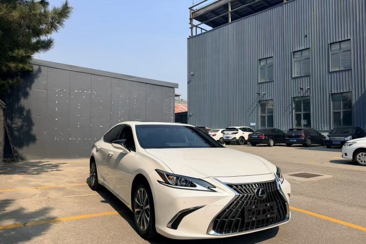 Used Lexus ES 2023 200 Excellence Edition Front Right 45 Deg