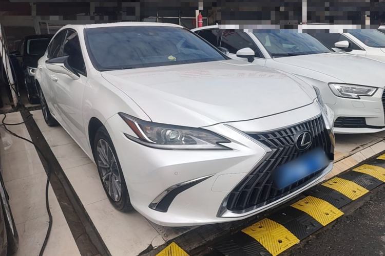 Used Lexus ES 2023 200 Excellence Edition Front Right 45 Deg