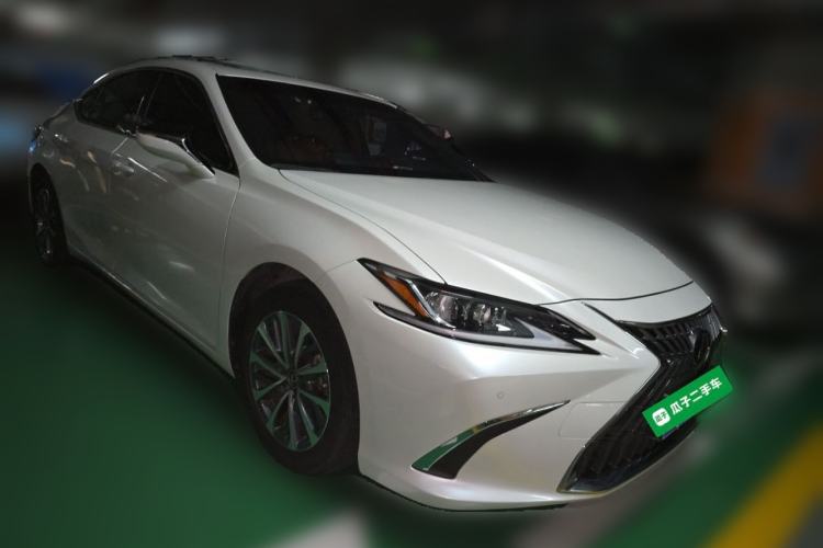 Used Lexus ES 2023 200 Excellence Edition Front Right 45 Deg