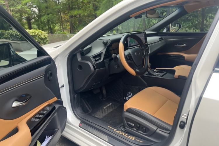 Used Lexus ES 2023 200 Excellence Edition Interior 11