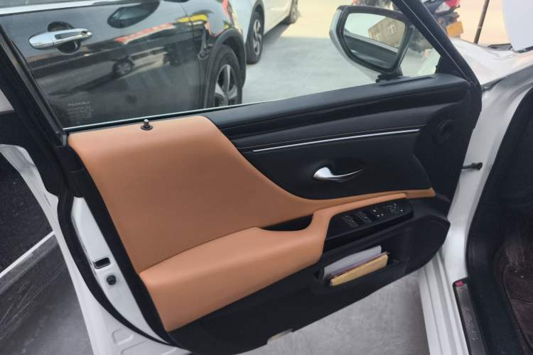 Used Lexus ES 2023 200 Excellence Edition Interior 4