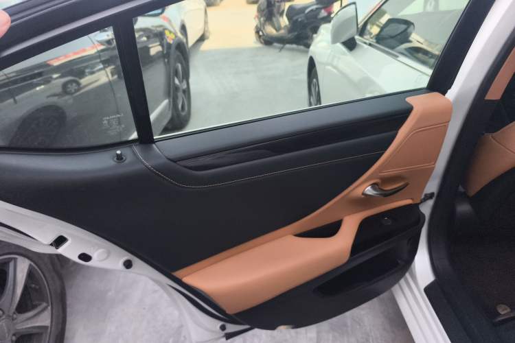 Used Lexus ES 2023 200 Excellence Edition Interior 5