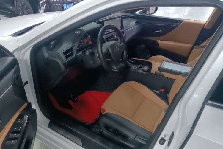 Used Lexus ES 2023 200 Excellence Edition Left Front Seat