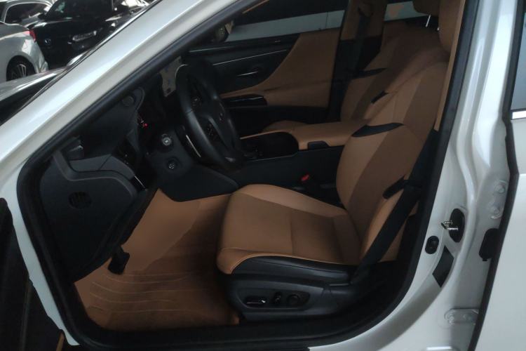 Used Lexus ES 2023 200 Excellence Edition Left Front Seat