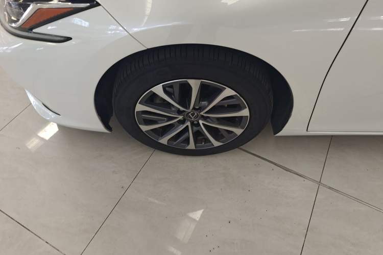 Used Lexus ES 2023 200 Excellence Edition Left Front Wheel Hub