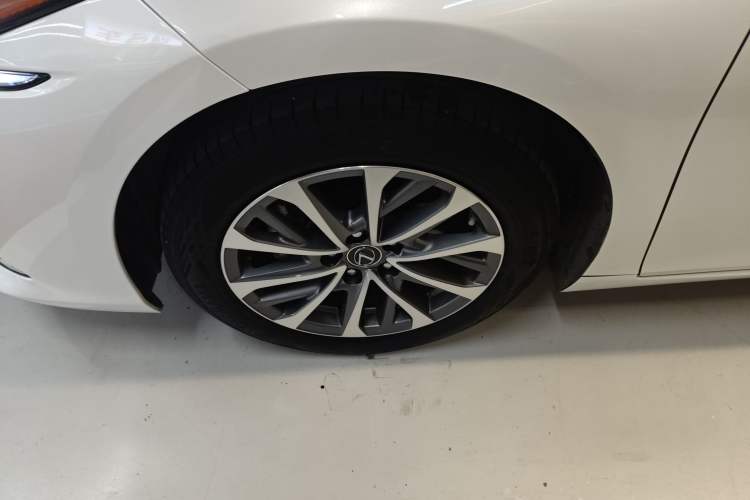 Used Lexus ES 2023 200 Excellence Edition Left Front Wheel Hub