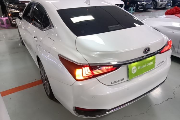 Used Lexus ES 2023 200 Excellence Edition Rear Left 45 Deg