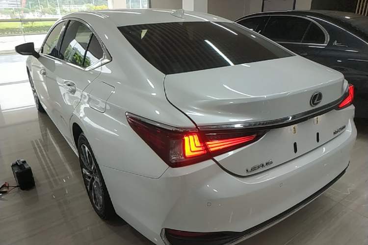 Used Lexus ES 2023 200 Excellence Edition Rear Left 45 Deg