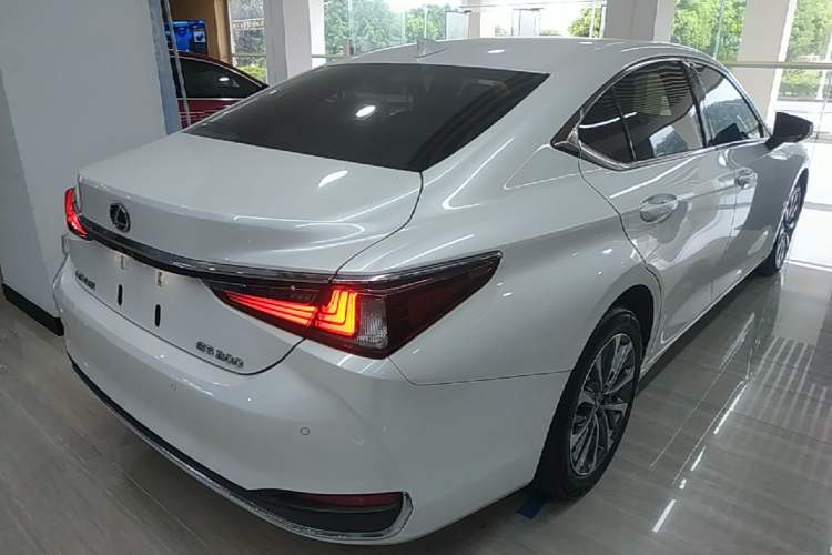 Used Lexus ES 2023 200 Excellence Edition Rear Right 45 Deg