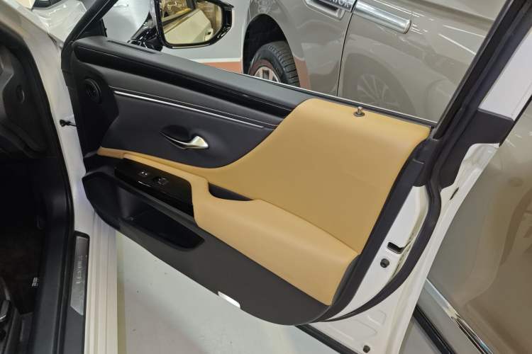 Used Lexus ES 2023 200 Excellence Edition Right Front Door Interior