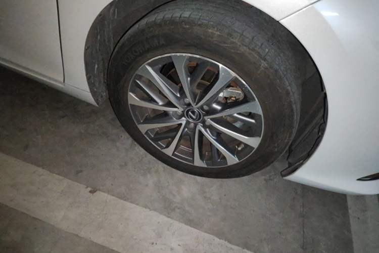 Used Lexus ES 2023 200 Excellence Edition Right Front Wheel Hub