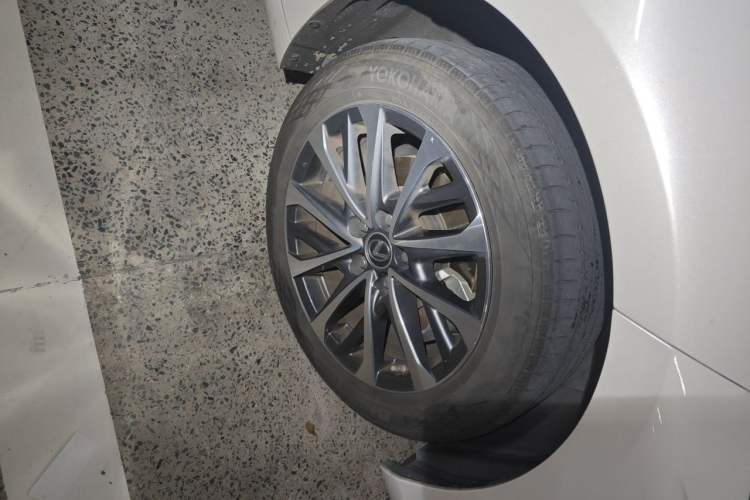 Used Lexus ES 2023 200 Excellence Edition Right Front Wheel Hub