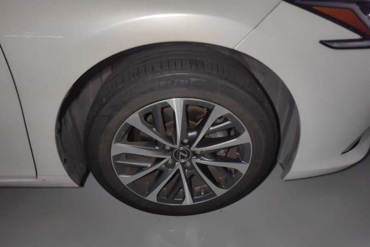 Used Lexus ES 2023 200 Excellence Edition Right Front Wheel Hub