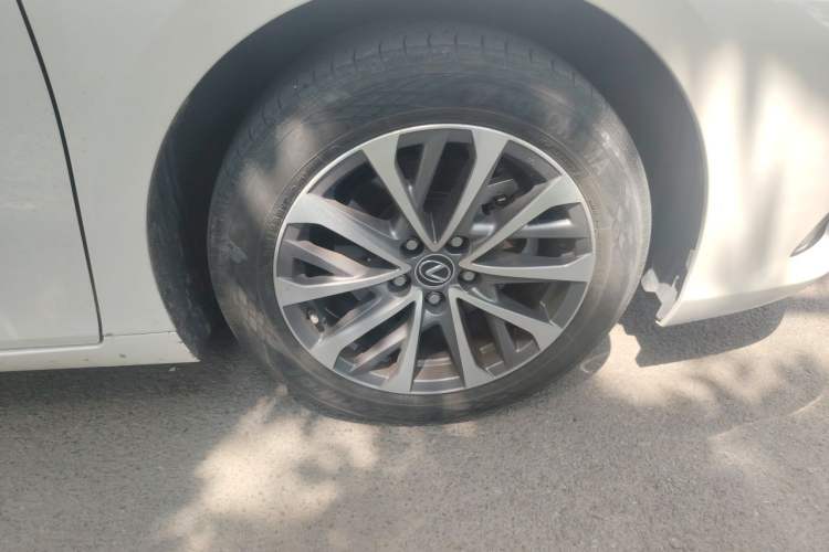 Used Lexus ES 2023 200 Excellence Edition Right Front Wheel Hub
