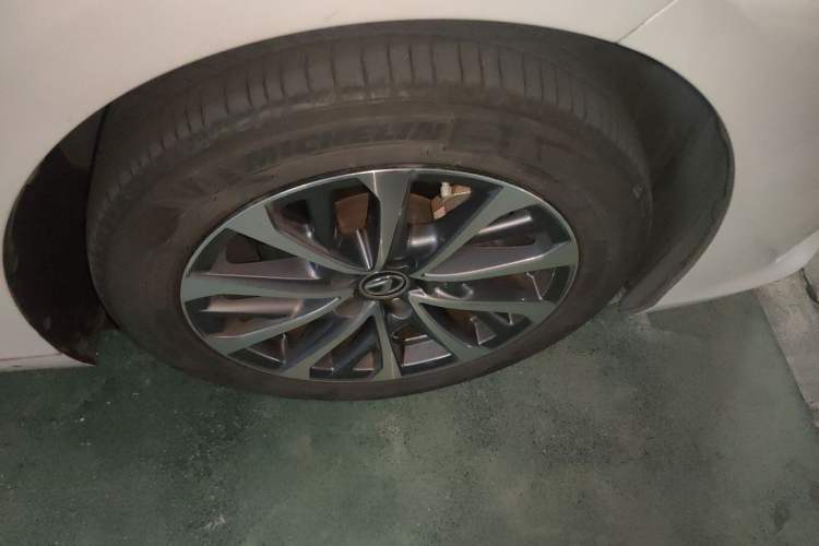 Used Lexus ES 2023 200 Luxury Edition Right Front Wheel Hub