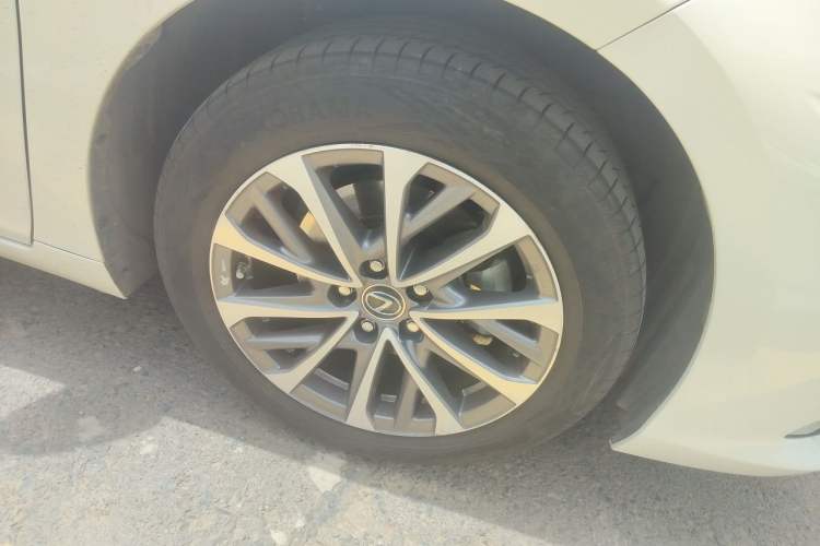 Used Lexus ES 2023 200 Excellence Edition Right Front Wheel Hub