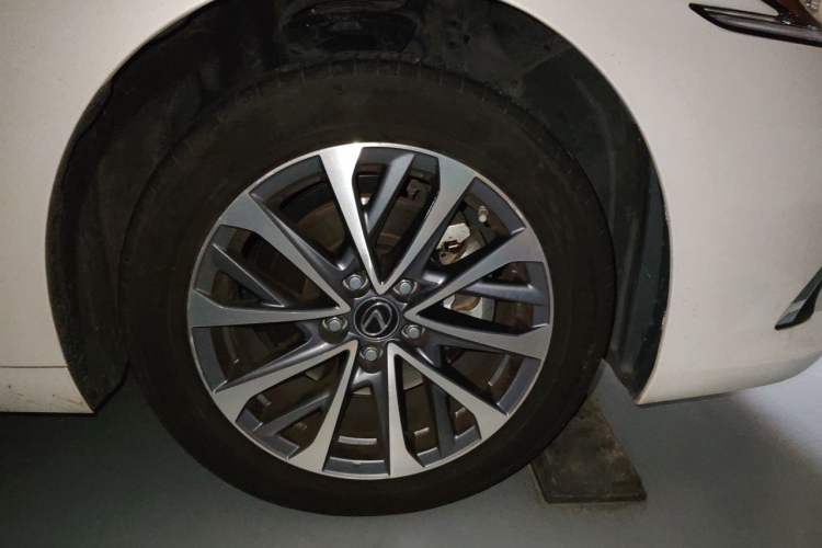 Used Lexus ES 2023 200 Excellence Edition Right Front Wheel Hub