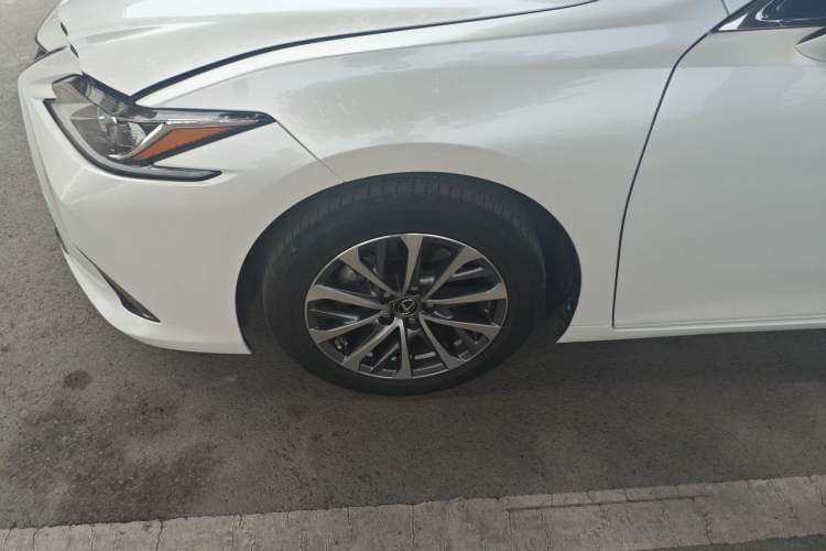 Used Lexus ES 2023 200 Excellence Edition Right Front Wheel Hub