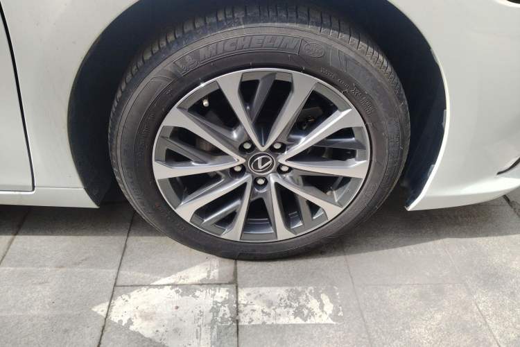 Used Lexus ES 2023 200 Excellence Edition Right Front Wheel Hub
