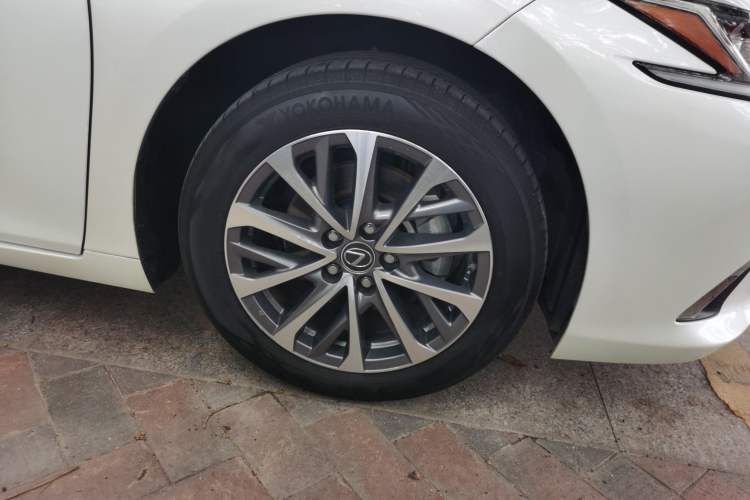 Used Lexus ES 2023 200 Excellence Edition Right Front Wheel Hub