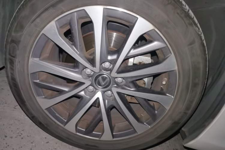 Used Lexus ES 2023 200 Excellence Edition Right Front Wheel Hub
