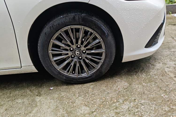Used Lexus ES 2023 260 Excellence Edition Right Front Wheel Hub