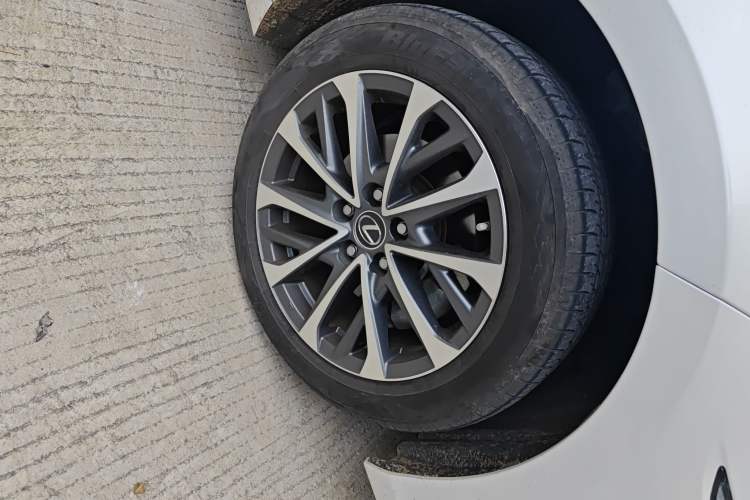 Used Lexus ES 2023 200 Excellence Edition Right Front Wheel Hub