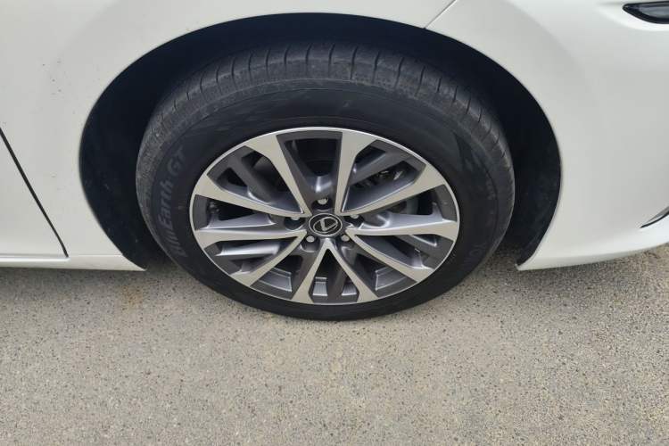 Used Lexus ES 2023 200 Excellence Edition Right Front Wheel Hub