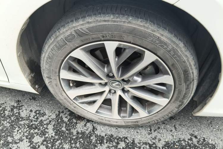 Used Lexus ES 2023 200 Excellence Edition Right Front Wheel Hub