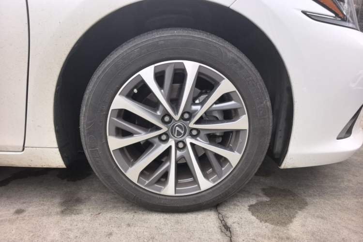 Used Lexus ES 2023 200 Excellence Edition Right Front Wheel Hub