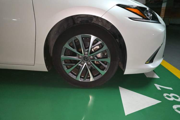 Used Lexus ES 2023 200 Excellence Edition Right Front Wheel Hub