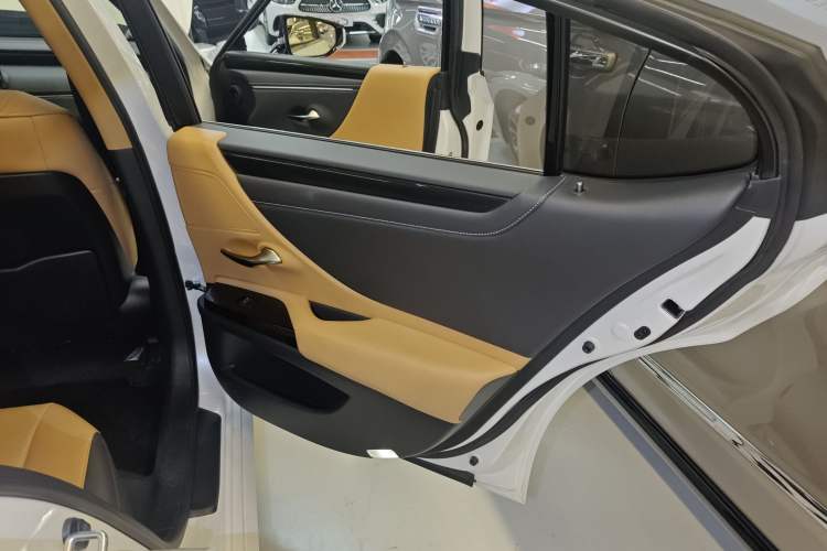 Used Lexus ES 2023 200 Excellence Edition Right Rear Door Interior