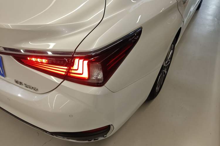 Used Lexus ES 2023 200 Excellence Edition Right Rear Taillight