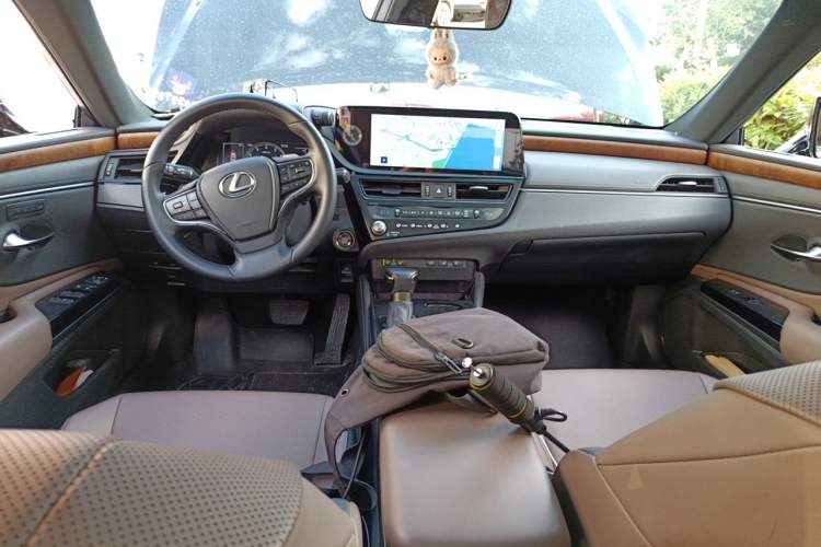 Used Lexus ES 2024 200 Premium Edition Center Console