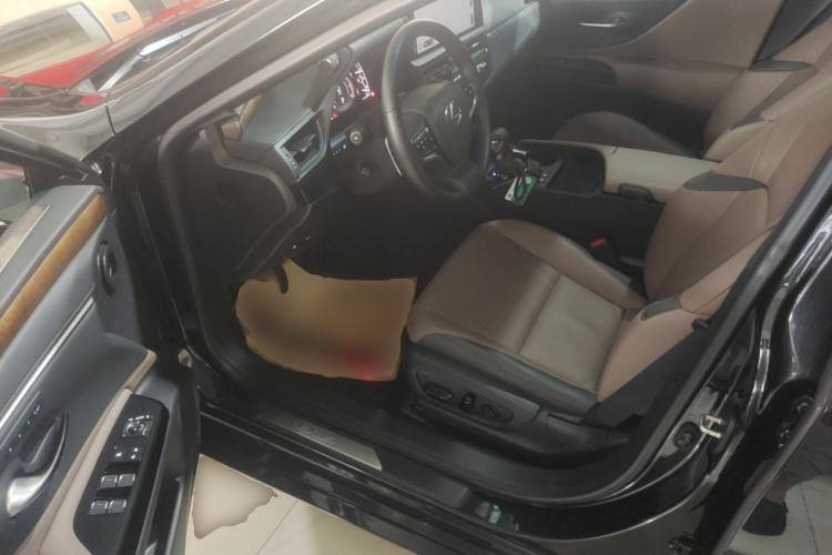 Used Lexus ES 2024 200 Premium Edition Driver Seat