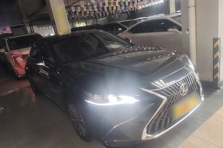 Used Lexus ES 2024 200 Premium Edition Front Right 45 Deg